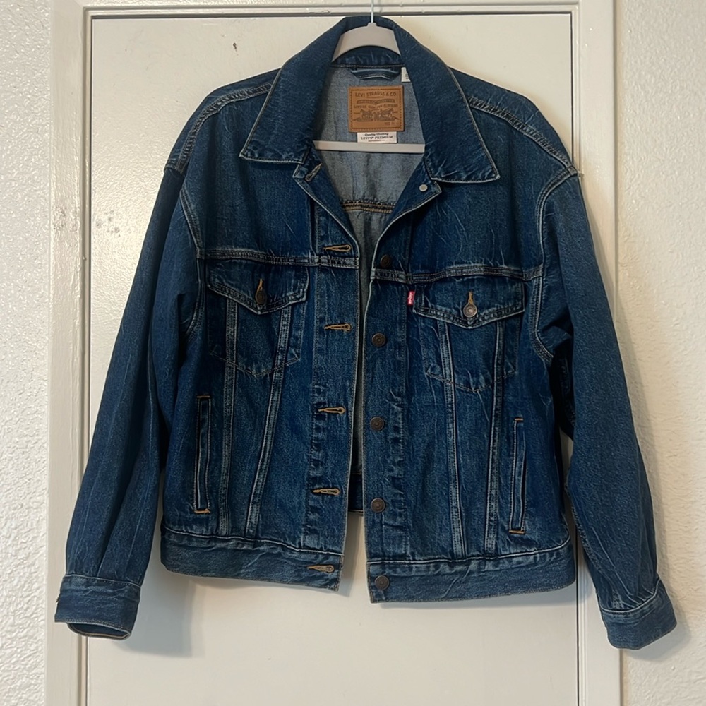 Like new Levi’s dark wash oversized denim jacket